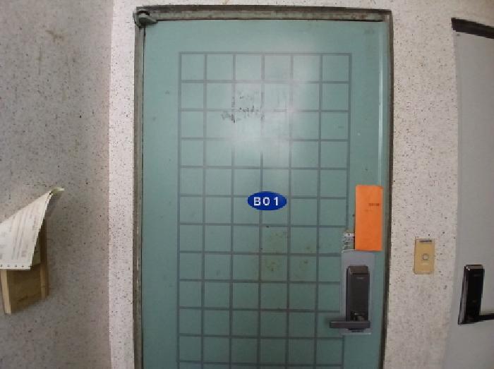 지하층1호 출입문