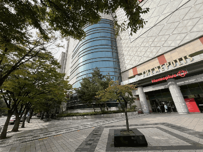 본건 소재 건물 전경 (남동측방면)