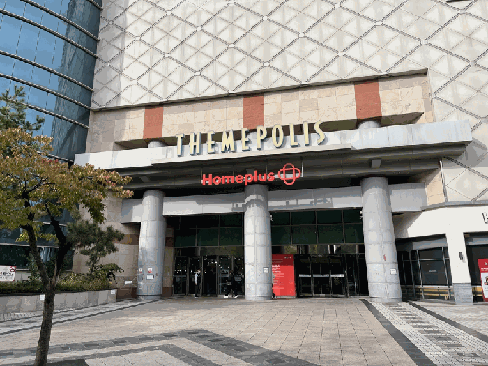 본건 소재 건물 출입구 전경
