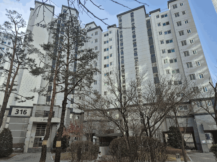 본건 건물 전경(북측에서 촬영)