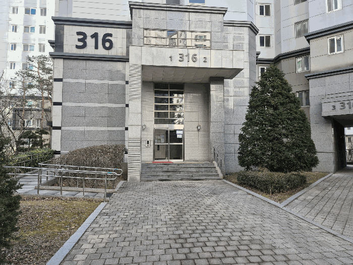 본건 건물 출입구 전경