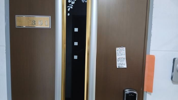 301호 출입문