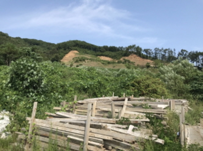 제시 목록 10 전경(적치된 건축 자재 모습)