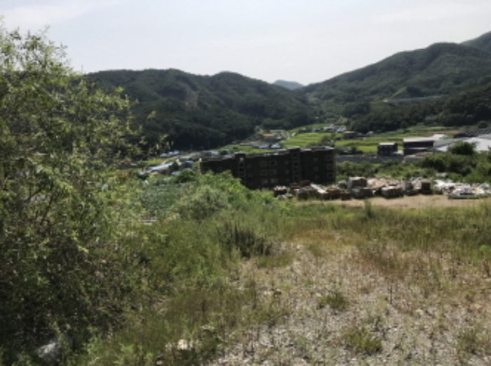 제시 목록 17 전경(적치된 건축 자재 모습)