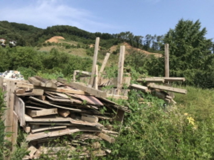 제시 목록 7 전경(적치된 건축 자재 모습)