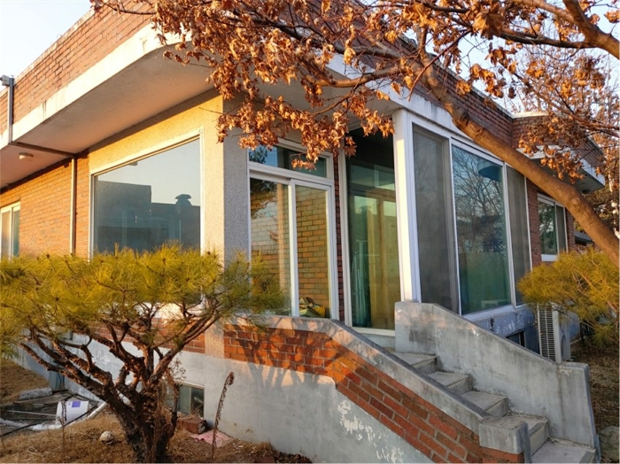 기호5 건물 중 '1층 관리사 및 발코니' (남동측 근접 촬영)