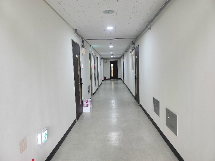 본건 건물 5층 복도