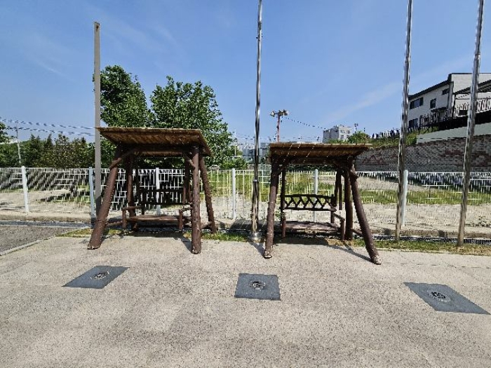 제시 목록 1 및 위지상 놀이터 전경(목재 그네)