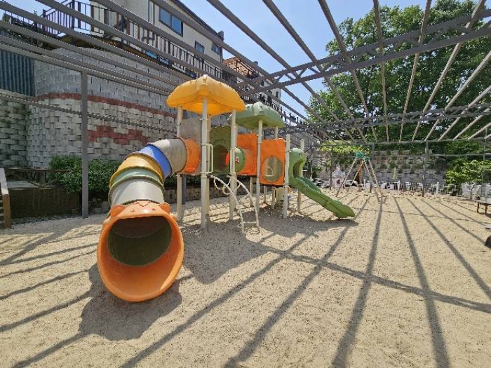 제시 목록 1 및 위지상 놀이터 전경(미끄럼틀, 그네 등)