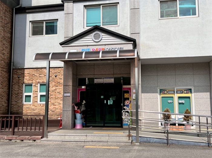 <1층 출입구 전경>