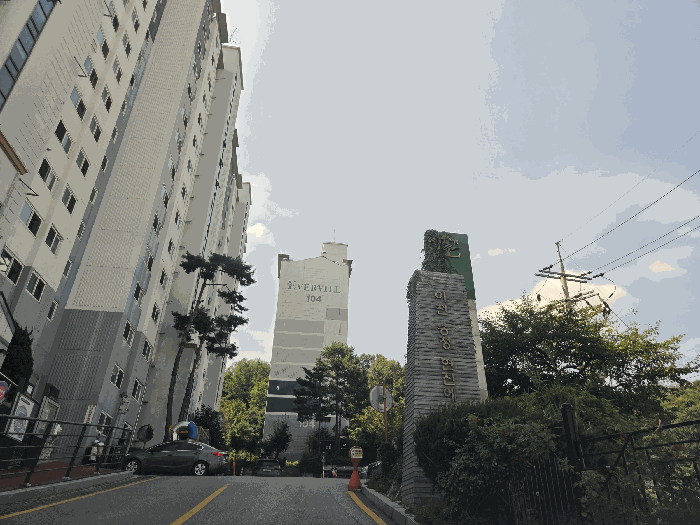 본건 아파트단지 및 104동 전경