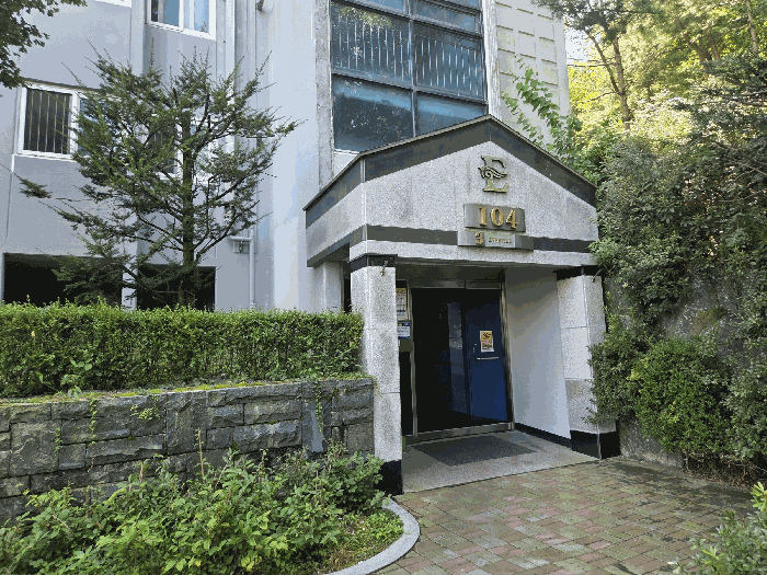 본건 104동 입구 전경
