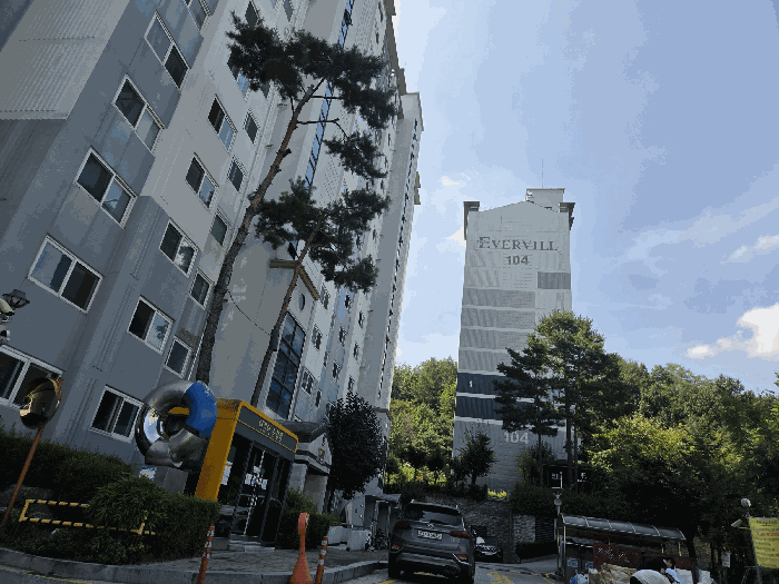 본건 아파트단지 및 104동 전경