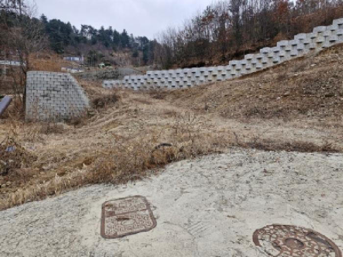 전경, 제시외 축대, 배수 추정 시설