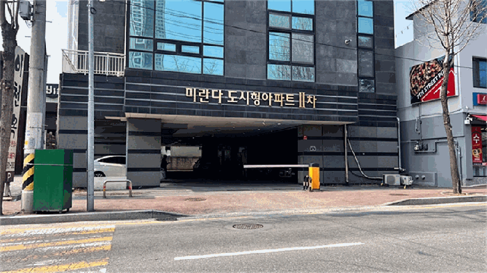 1층 차량출입구 전경