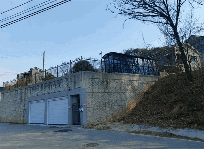기호1 토지 및 기호2 건물 (남서측에서 촬영)