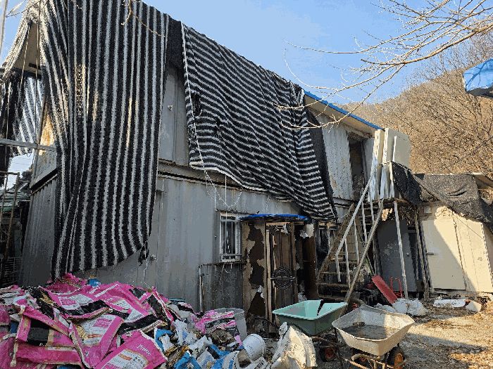 본 건 기호"2" 북측 소재 컨테이너 및 판넬조 창고 등