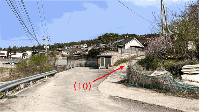 본건 남동측 진입로변에서 촬영