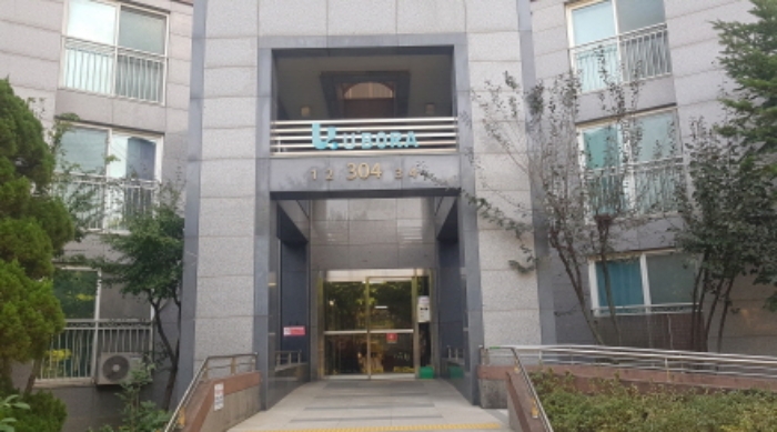 * 본건 소재 304동 공출출입문 전경