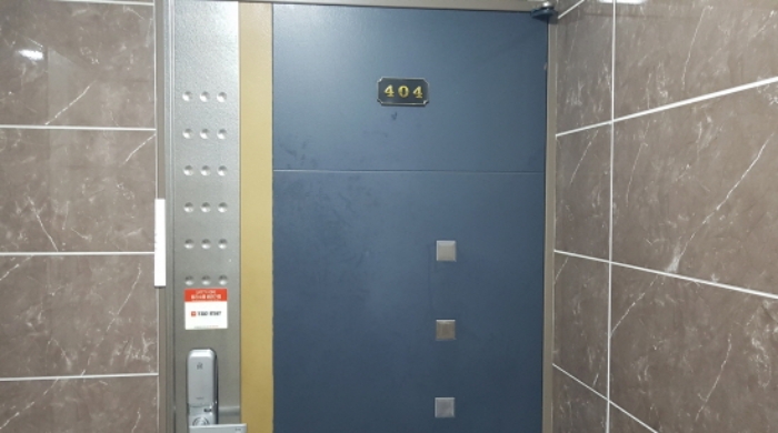 * 목록1. 404호 현관문 전경