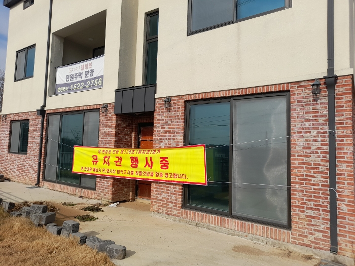 < 본건 전면 전경 >