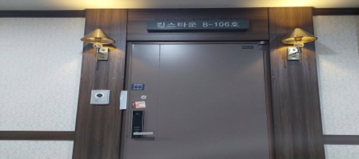 본건 연립주택 전유부분 현관문 전경