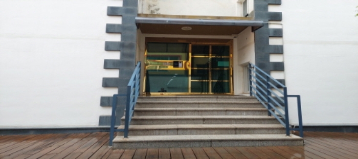 본건 연립주택 1층 공동현관문 전경