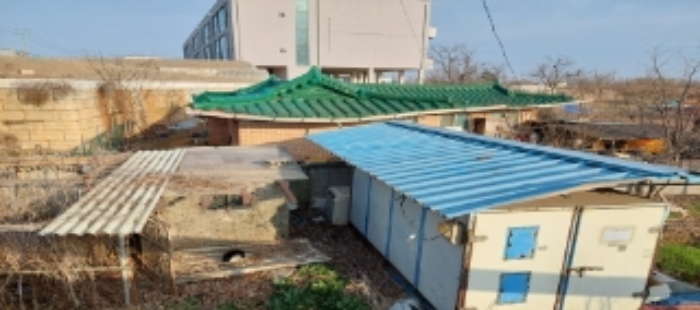목록1,2 토지,건물 일부(제시외 농산물곳간시설 등) 전경