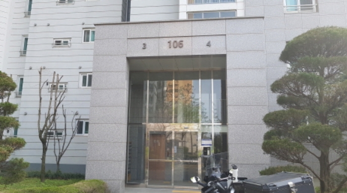 * 본건 목적물 소재 동 공동출입문 전경