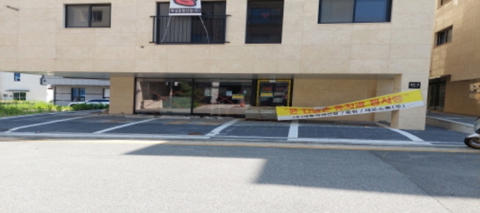 본건 토지,건물 일부(1층 주차장) 전경