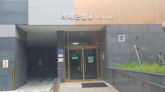 * 본건 목적물 소재 건물 공동출입구 전경