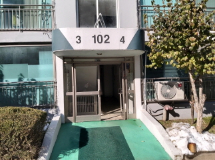* 본건 목적물 소재 동 공동출입구 전경