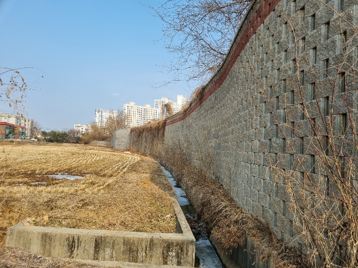 < 서측 옹벽 >