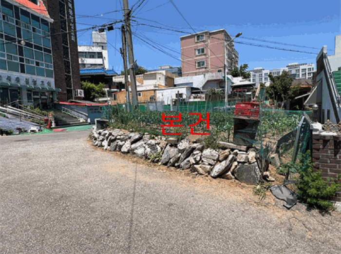 <본건 남동측에서 촬영>
