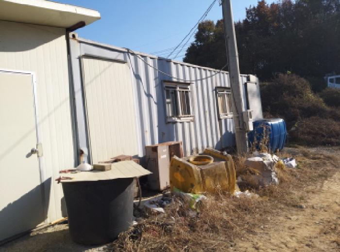 * 본건 목적물 지상 제시외 컨테이너박스 전경