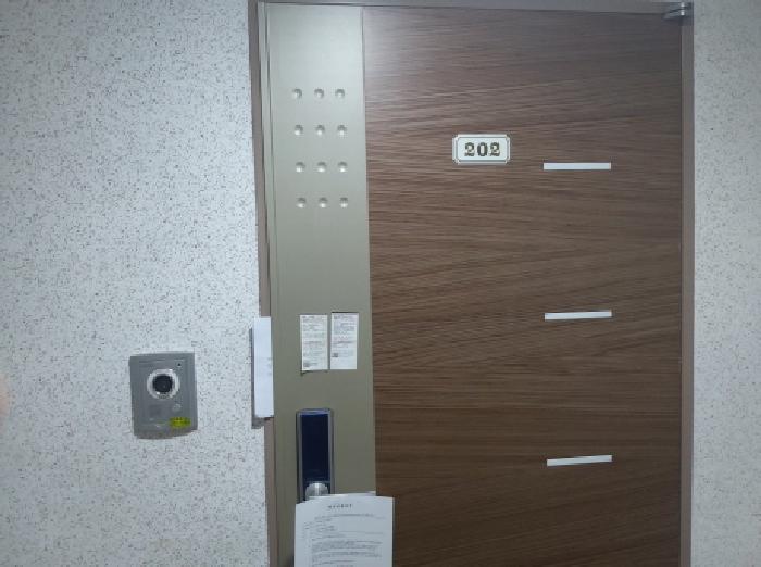 * 본건 목적물 202호 현관문 전경