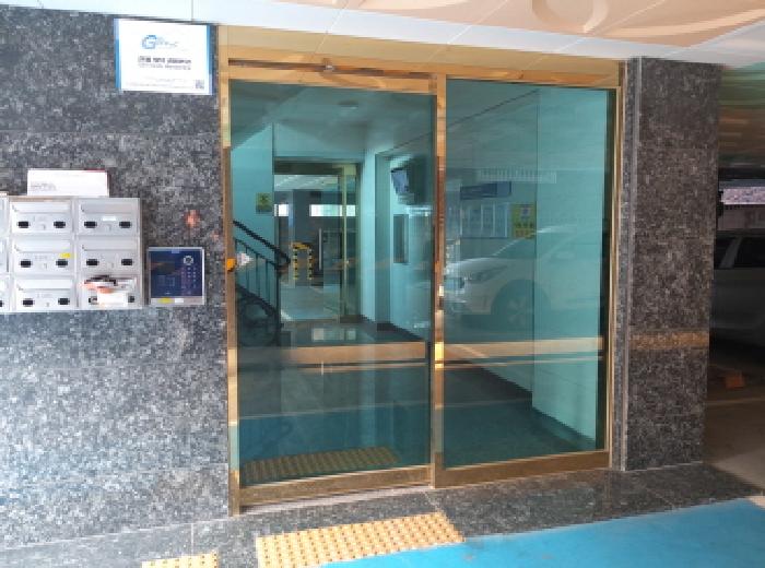 * 본건 목적물 소재 건물 공동출입구 전경