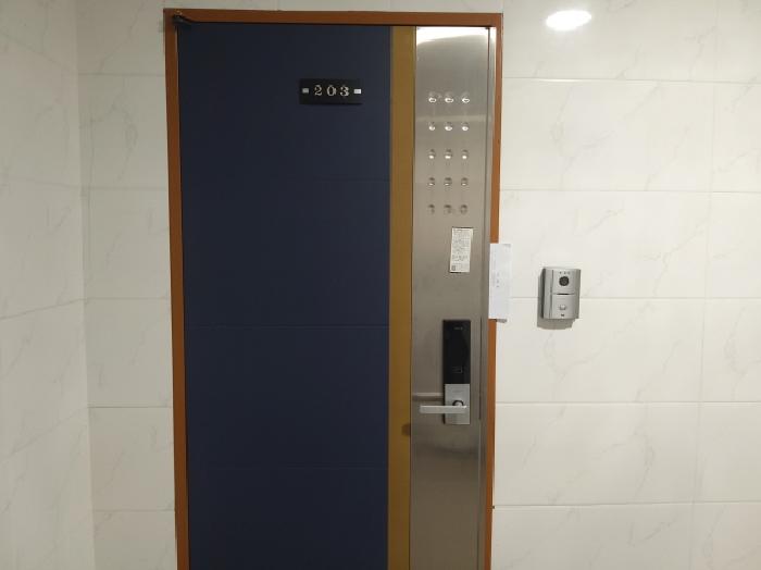 * 본건 목적물 203호 현관문 전경
