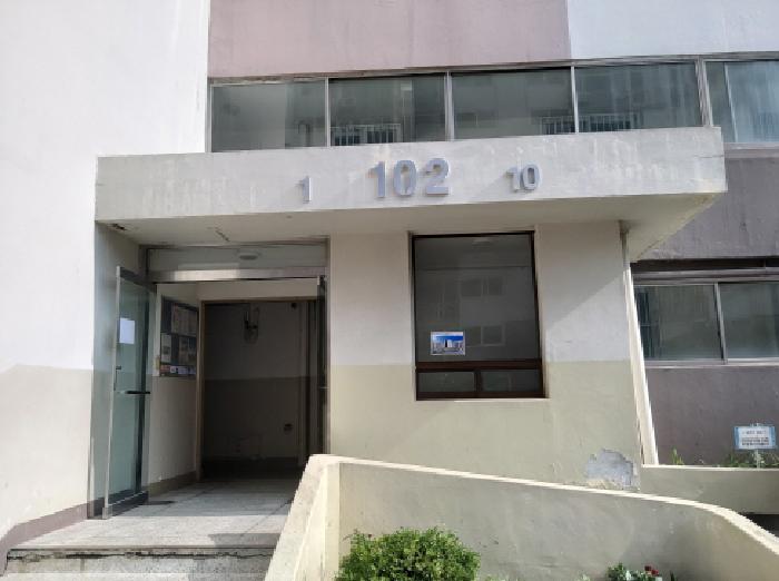 * 본건 목적물 소재 동 공동출입구 전경