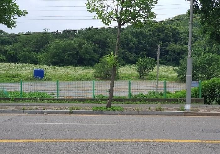 도로쪽 방향에서의 표시 부동산 전경