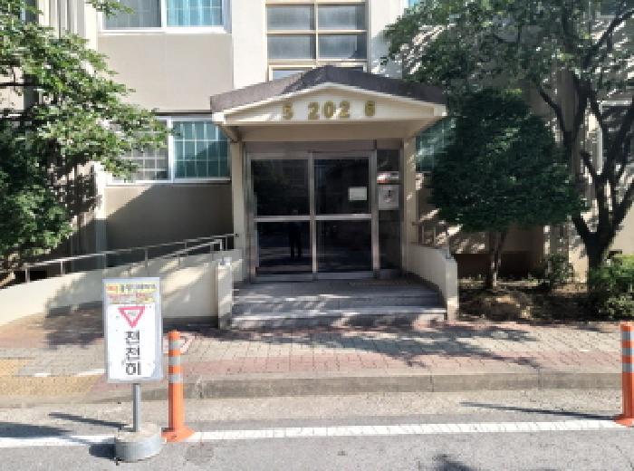 * 본건 목적물 소재 동 공동출입구 전경