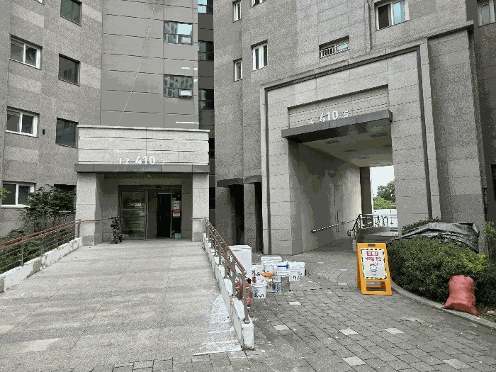 본건 410동 입구