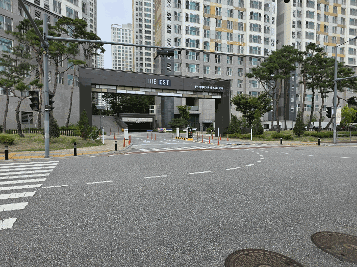 본건 아파트 정문 전경