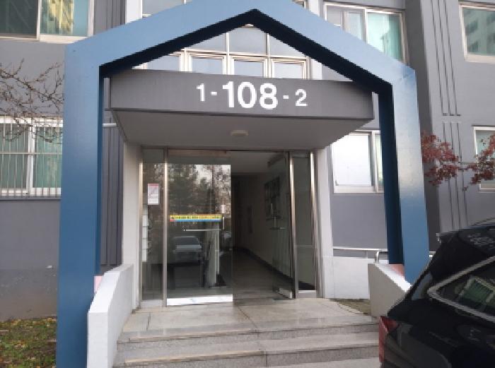 * 본건 목적물 소재 동 공동출입구 전경