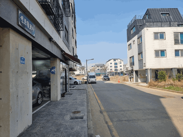 본건 남동측 도로 및 주위환경
