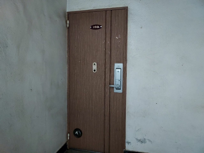 기호(4):2층 203호 현관문