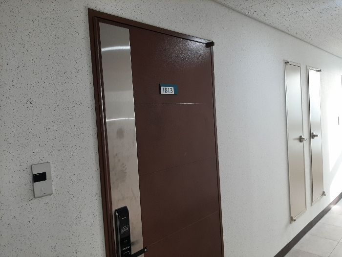 본건 현관문