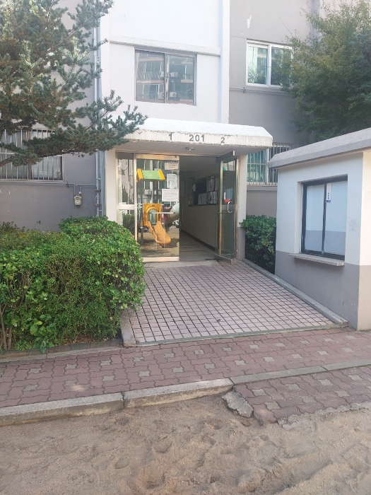 본건 아파트동 출입현관