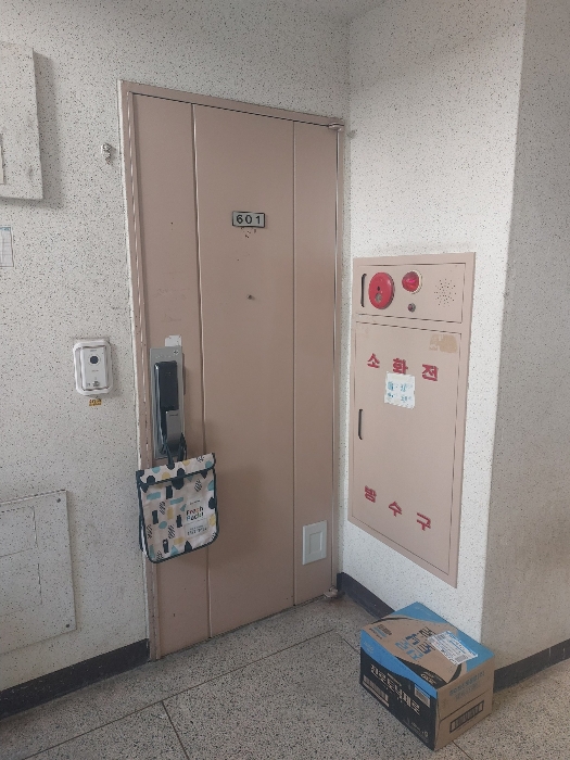 본건 현관