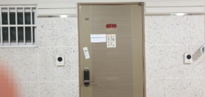 본건 출입문